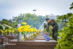 2026年8月10日，奠边省军事指挥部战士在A1烈士陵园的英雄烈士墓前敬香，随后开始发掘与取样工作。