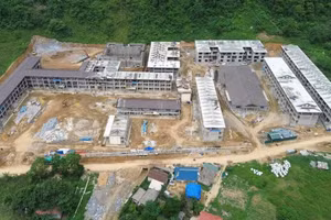明新小学和初中一贯制寄宿学校的施工现场。