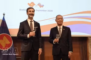 越南驻斯洛伐克大使范长江与斯洛伐克外交和欧洲事务部长尤拉伊·布拉纳尔。（图片来源：越通社）