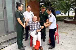 美籍公民罗斯曼·欧金（Grosman Eugene，1945年出生）在出现中风迹象时，已获得劳保国际口岸及时救治。（图片来源：越通社）