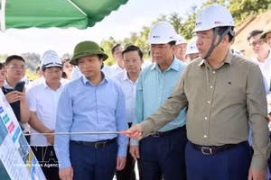 政府常务副总理范嘉足指导加快友谊—芝陵和同登—茶岭两条高速公路项目建设情况。（图片来源：越通社）