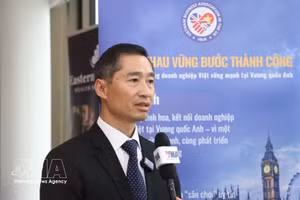 英国越南企业与企业家协会副主席郑玉刚接受越通社记者采访。（图片来源：越通社）