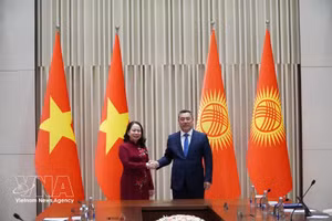 越南国家副主席武氏映春会见吉尔吉斯斯坦总统萨德尔·扎帕罗夫。（图片来源：越通社）