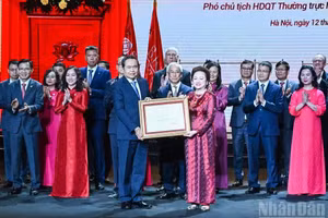 越南国会主席陈青敏出席BRG集团“劳动英雄”称号与“劳动勋章”授予仪式。（维灵 摄）