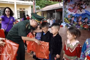老街省边防部队各单位向西马盖乡道银伞教学点学生赠送节日慰问品。（图片来源：越通社）