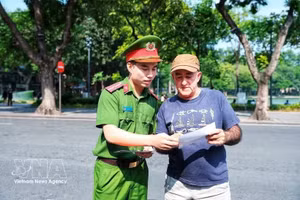 公安干部向一外名国游客介绍“智能警察站”功能。