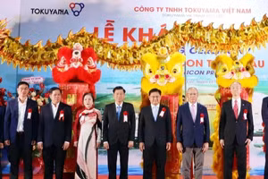 位于越南的德山株式会社工厂竣工仪式。