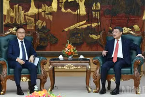 越南政府总理黎明兴会见老挝副总理兼财政部部长、老越合作委员会主席桑提帕·丰威汉。（青江 摄）