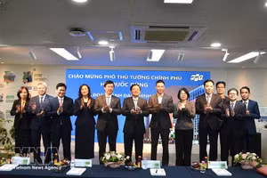 9月8日，越南政府副总理胡国勇走访FPT韩国办事处并与办公室领导代表举行了工作会谈。（图片来源：越通社）