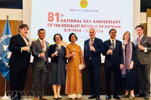 越南驻奥地利大使武黎蔡黄和各位代表举杯庆祝越南国庆81周年。（图片来源：越通社）