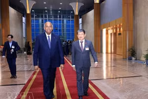 越南国会国防安全与对外委员会常务副主任武海河到内排国际机场迎接科特迪瓦国民议会议长帕特里克·阿希。（图片来源：越通社）