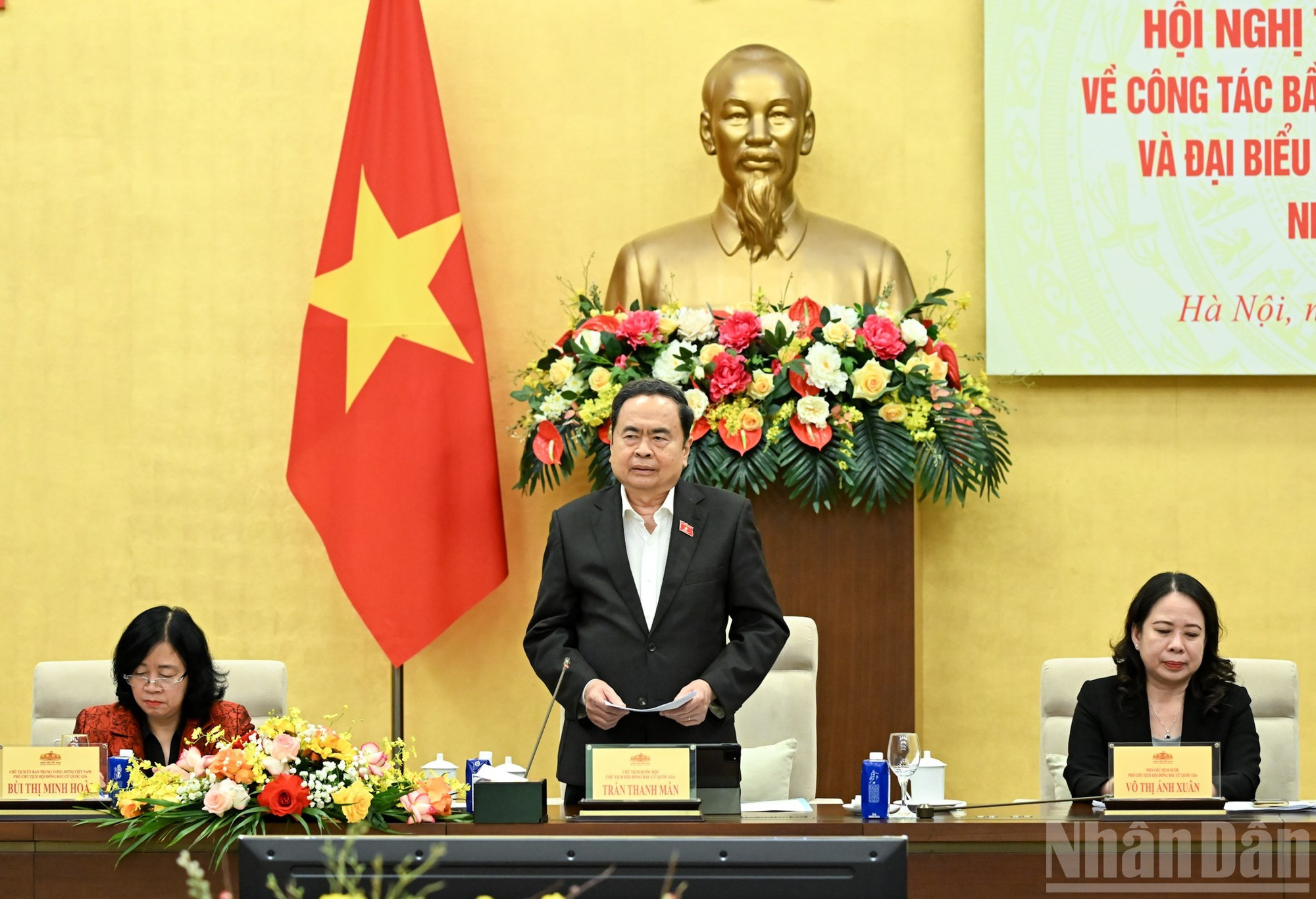 越南国会主席、国家选举委员会主席陈青敏在会议上发表结论性讲话。