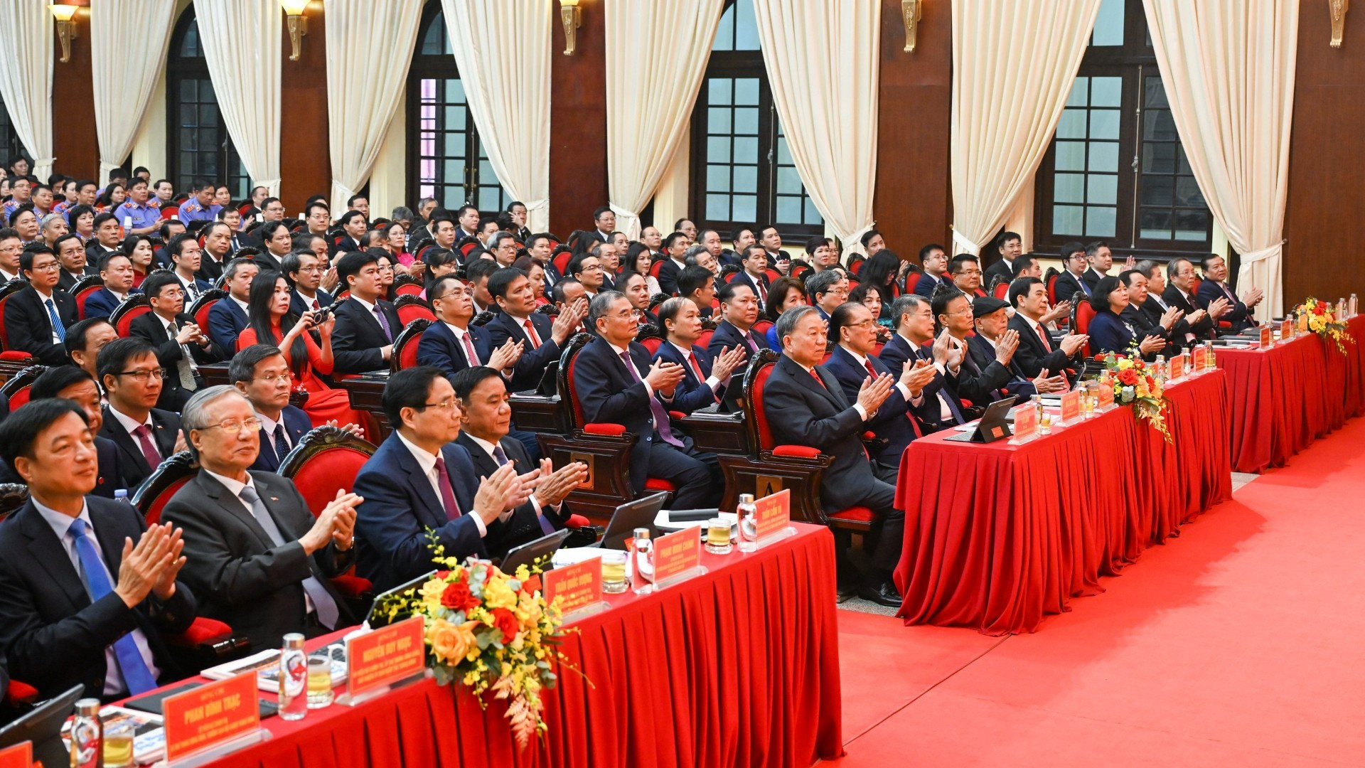 越共中央总书记苏林以及党和国家领导人出席大会。