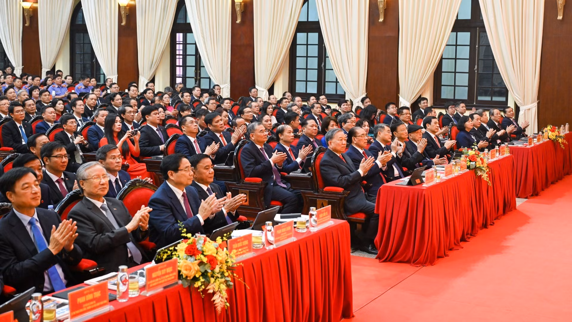 越共中央总书记苏林以及党和国家领导人出席大会。