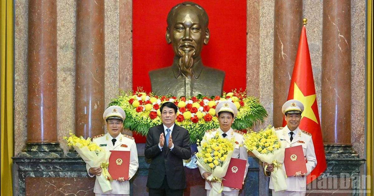 国家主席梁强向公安部领导授予晋升上将军衔决定。