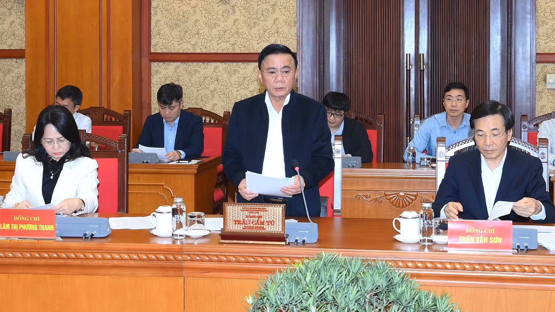 越共中央书记处常务书记陈锦秀主持会议。