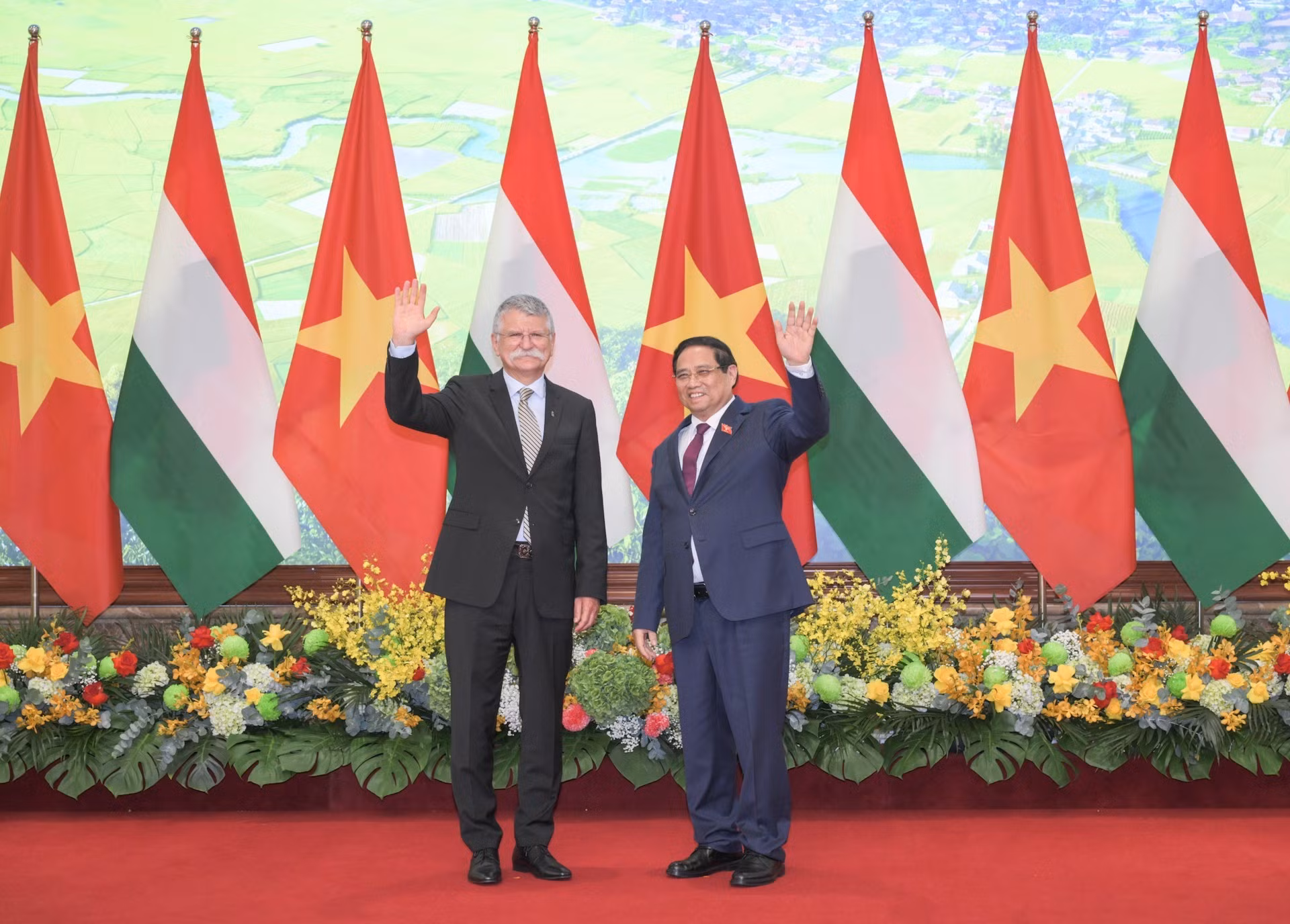 政府总理范明正与匈牙利国会主席格维尔·拉斯洛。