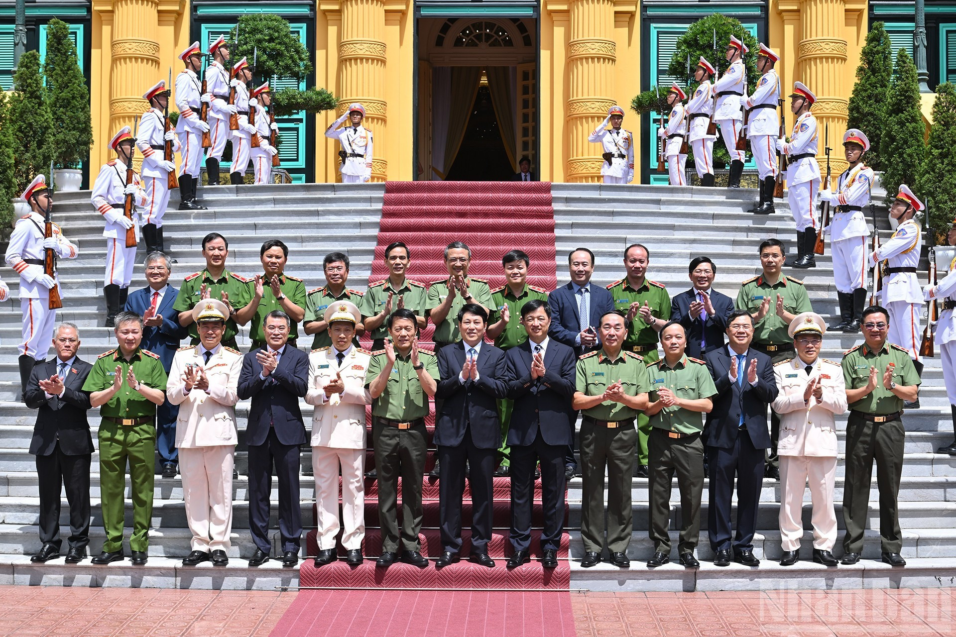 国家主席梁强与各位代表合影留念。