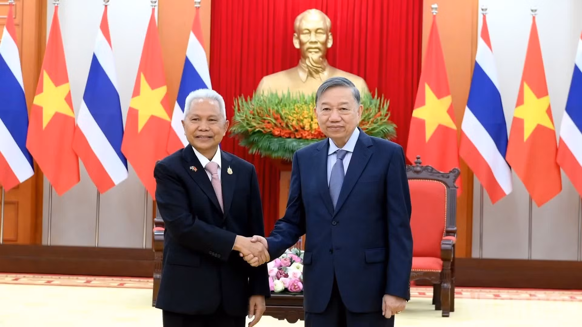 越共中央总书记、国家主席苏林与泰国国会主席、下议院议长梭蓬·乍兰。