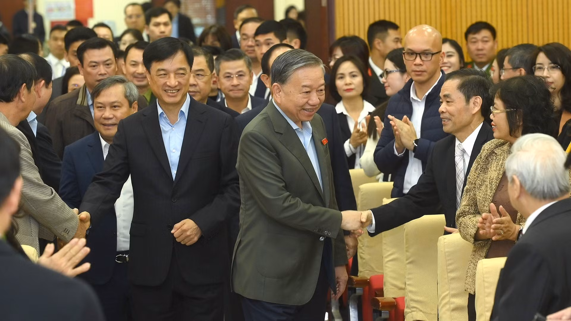 苏林总书记和参加活动的各位代表。