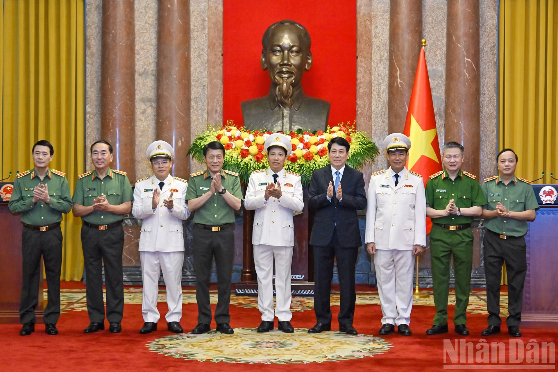 梁强主席与公安部领导向三位同志表示祝贺。