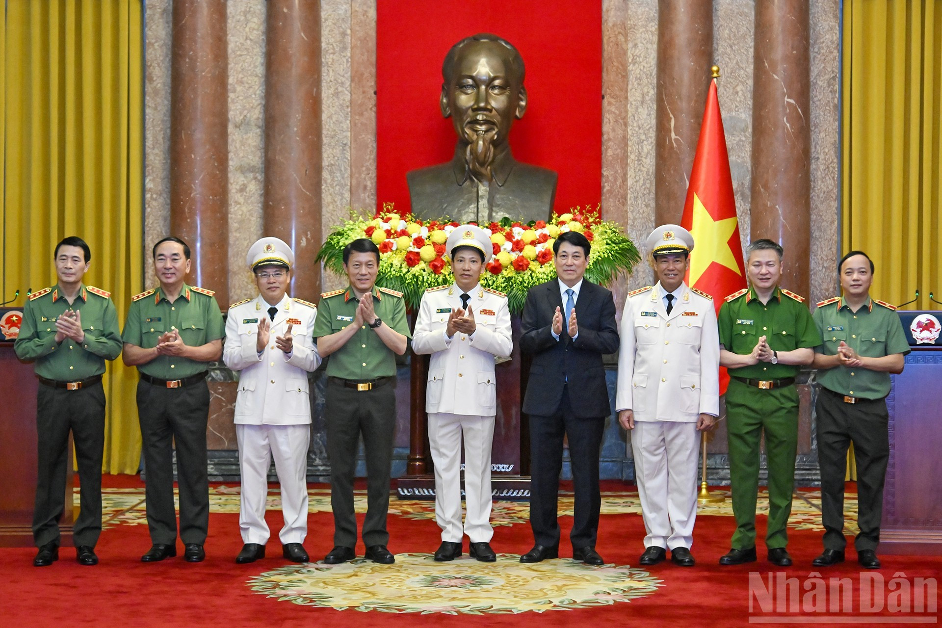 梁强主席与公安部领导向三位同志表示祝贺。