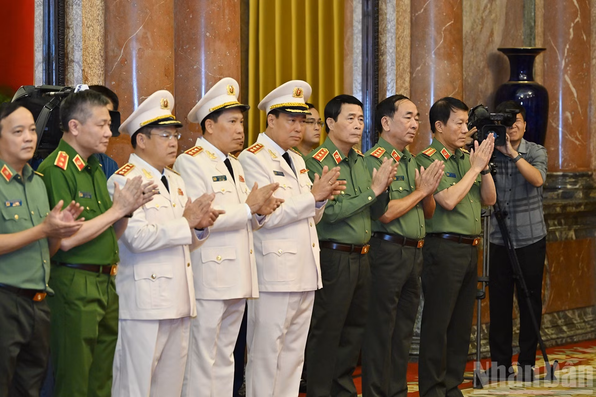 越南公安部部长梁三光大将与公安部各位领导出席仪式。