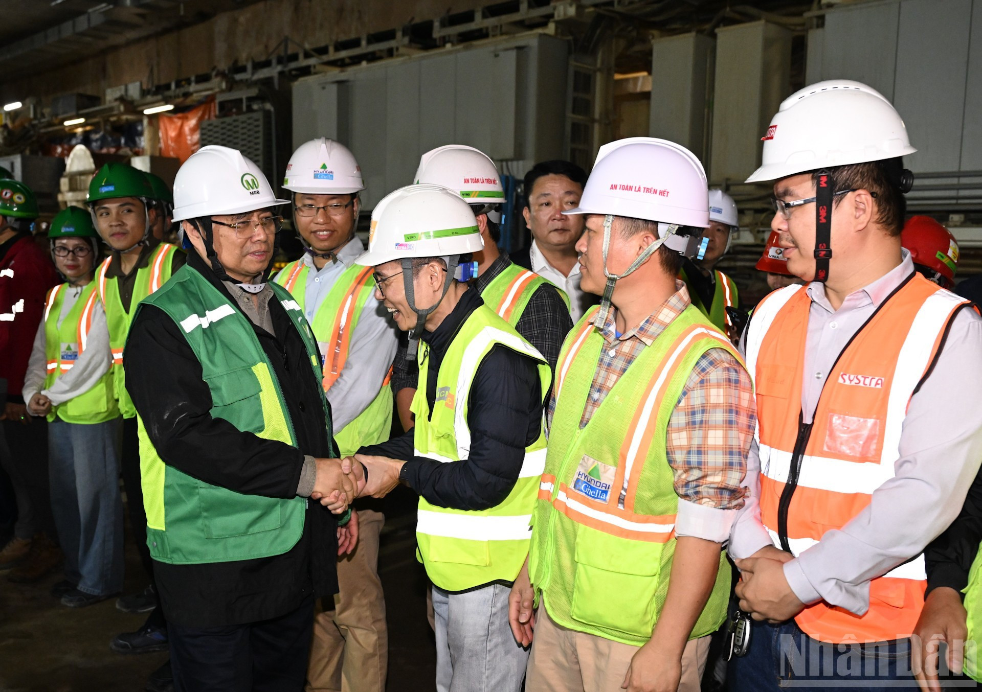 范明正总理看望河内城铁呠—河内火车站项目各施工单位，并致以新春祝福。