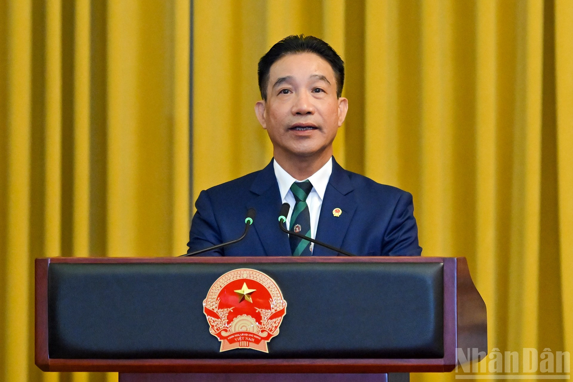 国家主席办公厅副主任范青河公布国家主席关于将三位公安部副部长军衔从中将晋升为上将的决定。