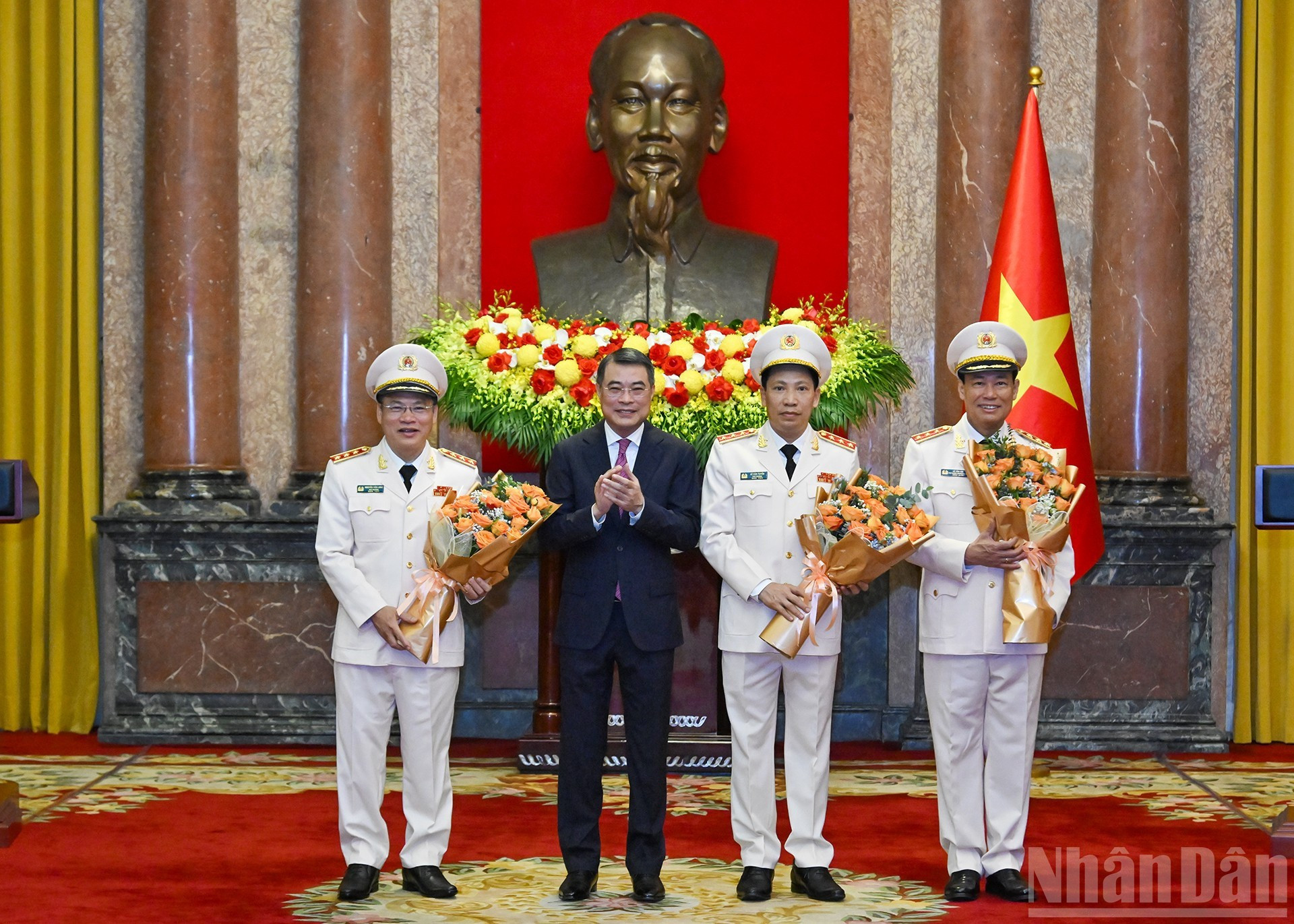 中央组织部部长黎明兴向三位同志送花祝贺。