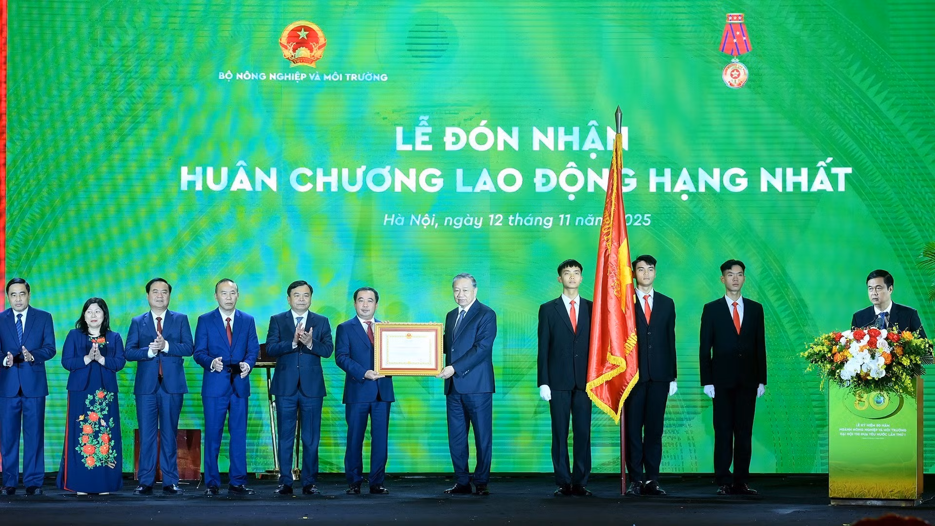 越共中央总书记苏林代表国家向农业与环境部授予一级劳动勋章。