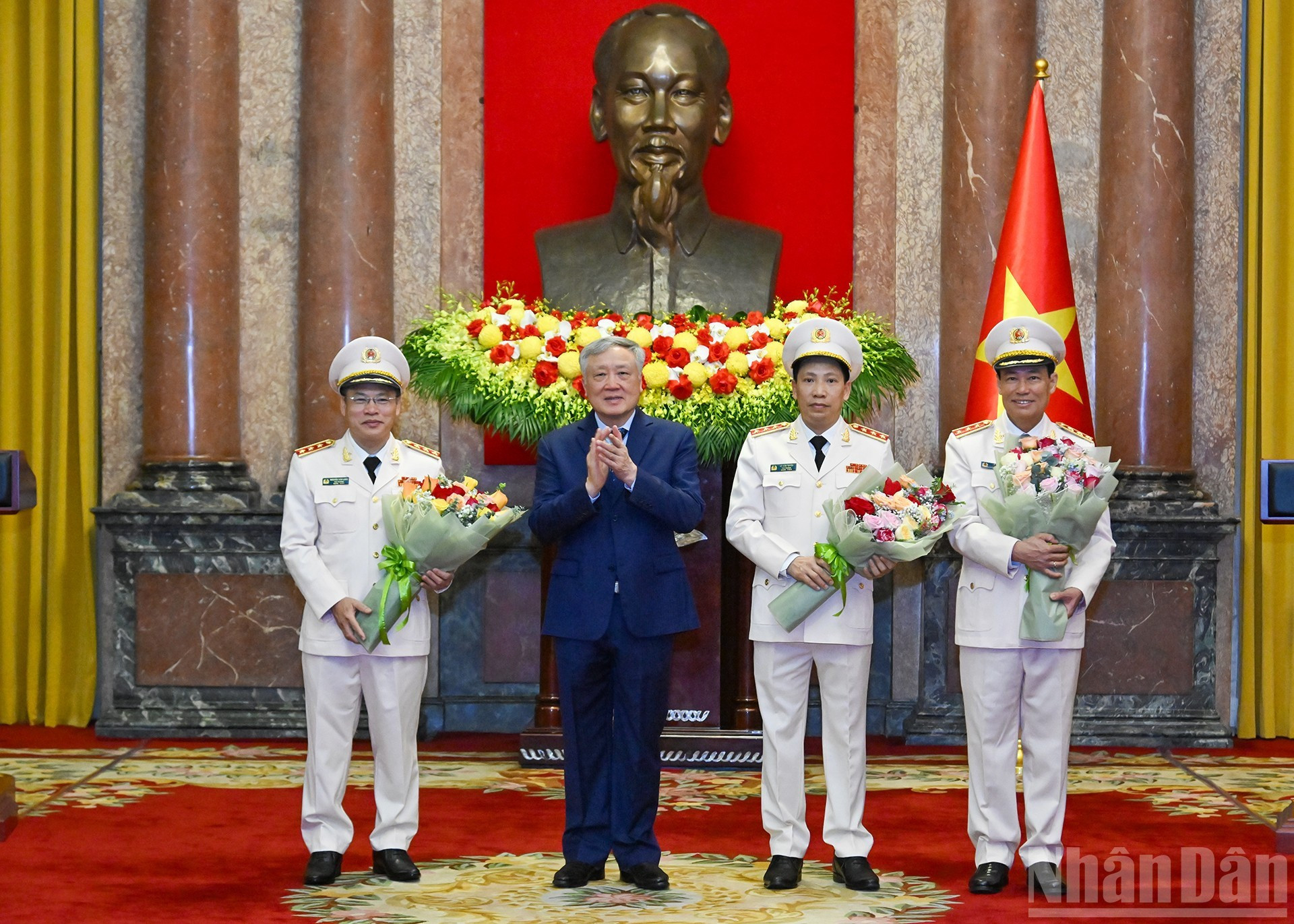 政府常务副总理阮和平向三位同志送花祝贺。