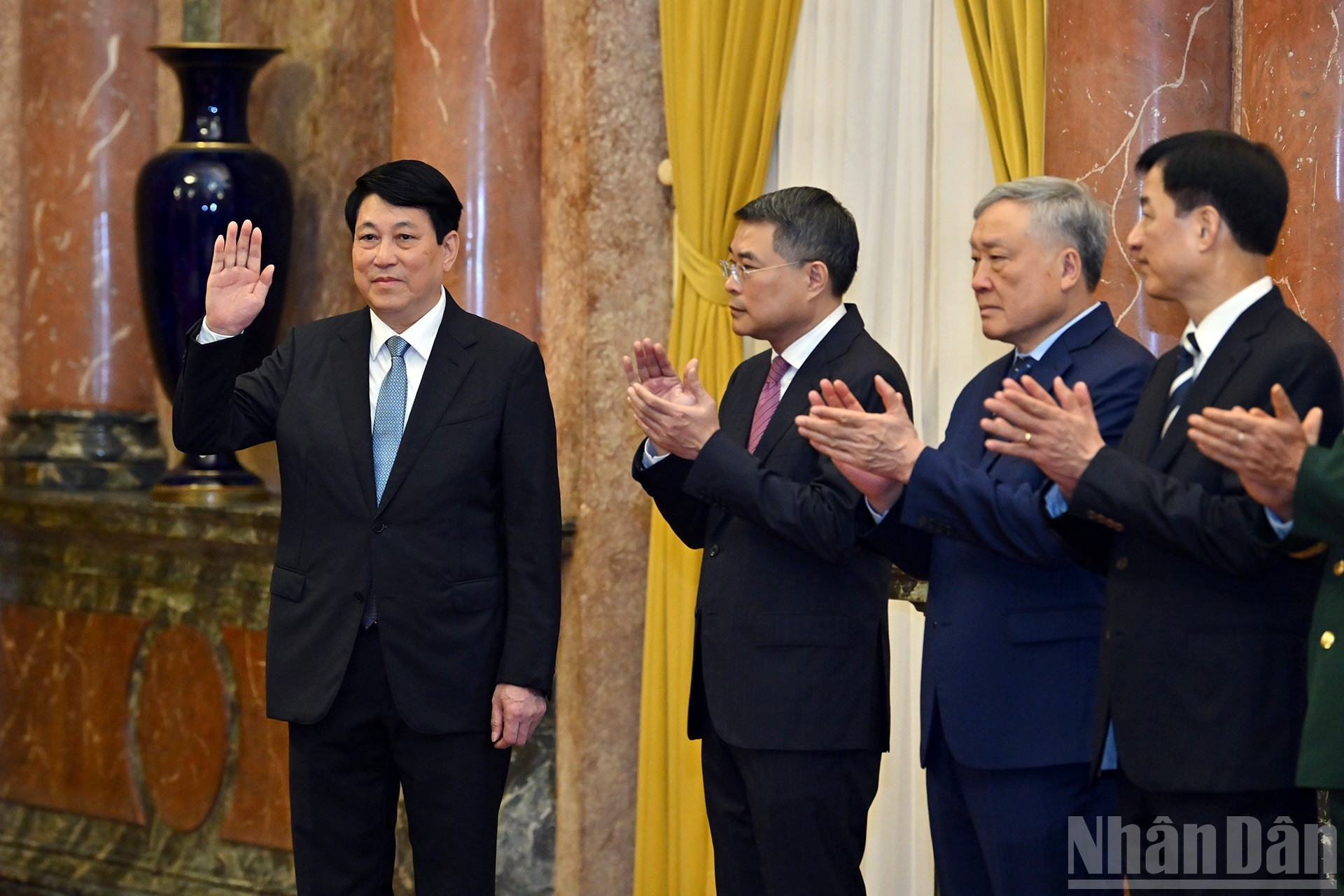 越南国家主席梁强与各位代表出席仪式。