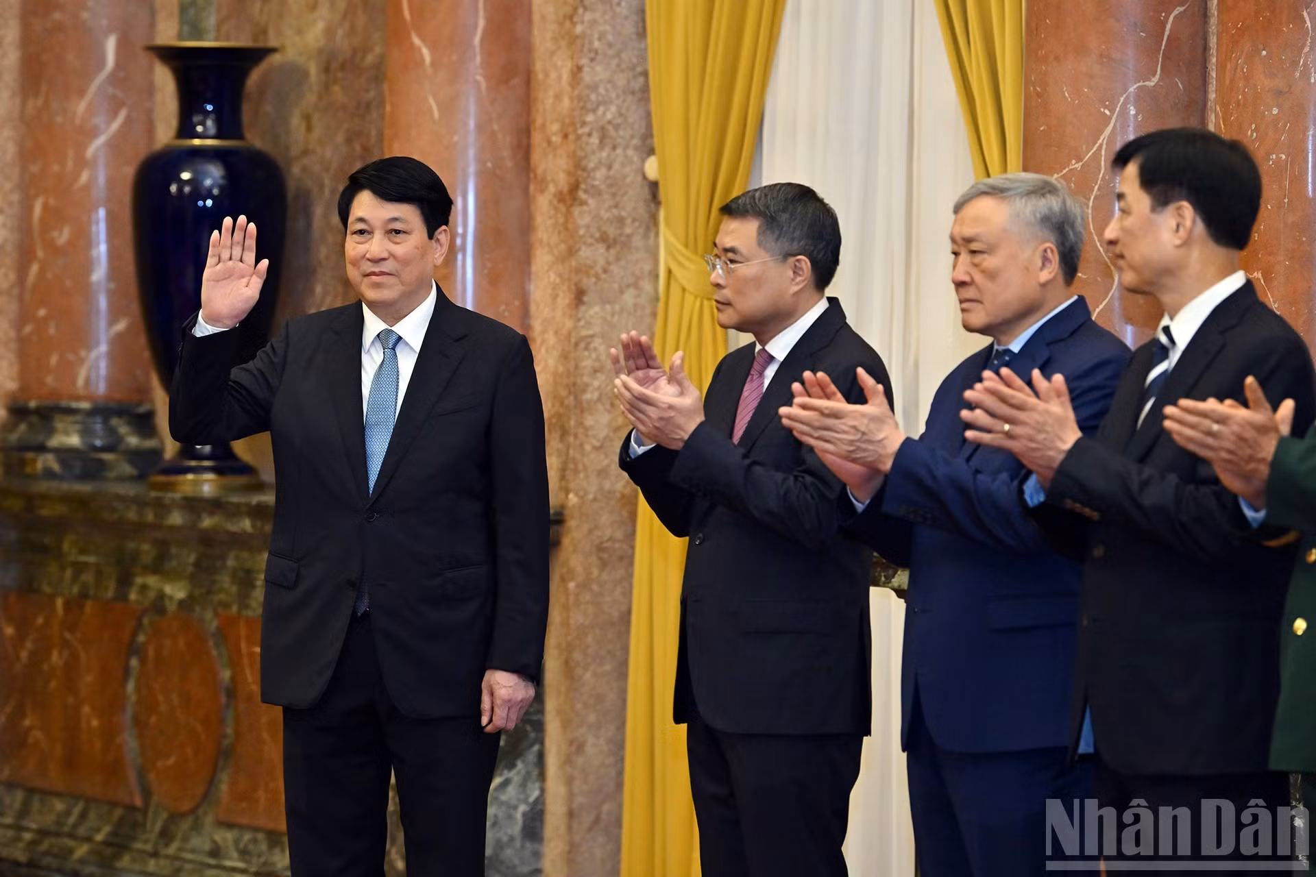 越南国家主席梁强与各位代表出席仪式。