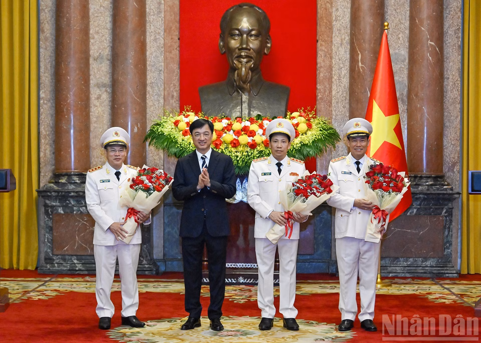 中央检查委员会主任阮维玉向三位同志送花祝贺。