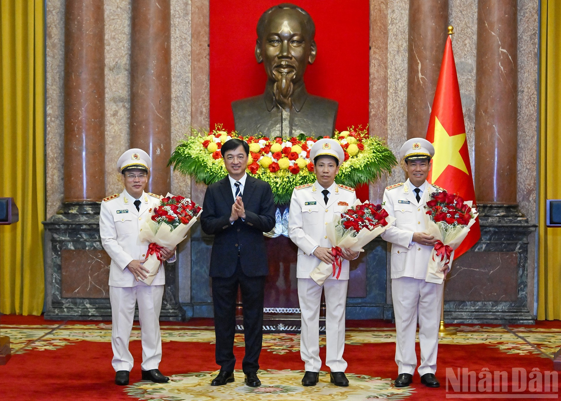 中央检查委员会主任阮维玉向三位同志送花祝贺。