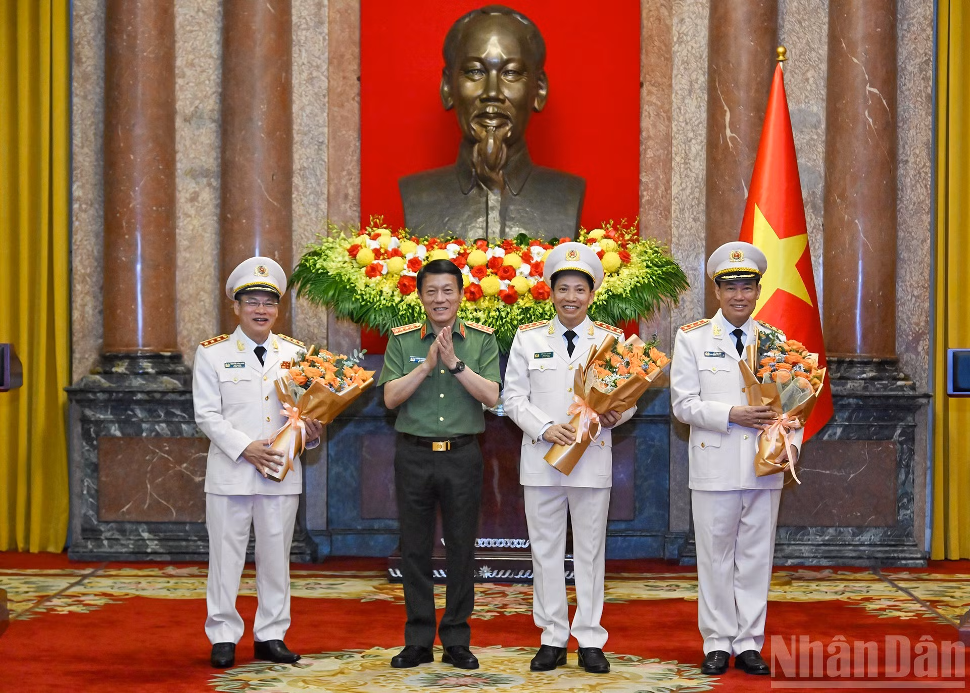 公安部部长梁三光大将向三位同志送花祝贺。
