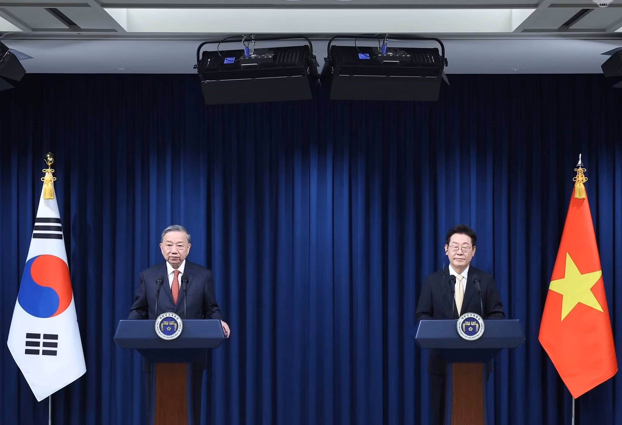 越共中央总书记苏林与韩国总统李在明共同会见记者。（图片来源：越通社）