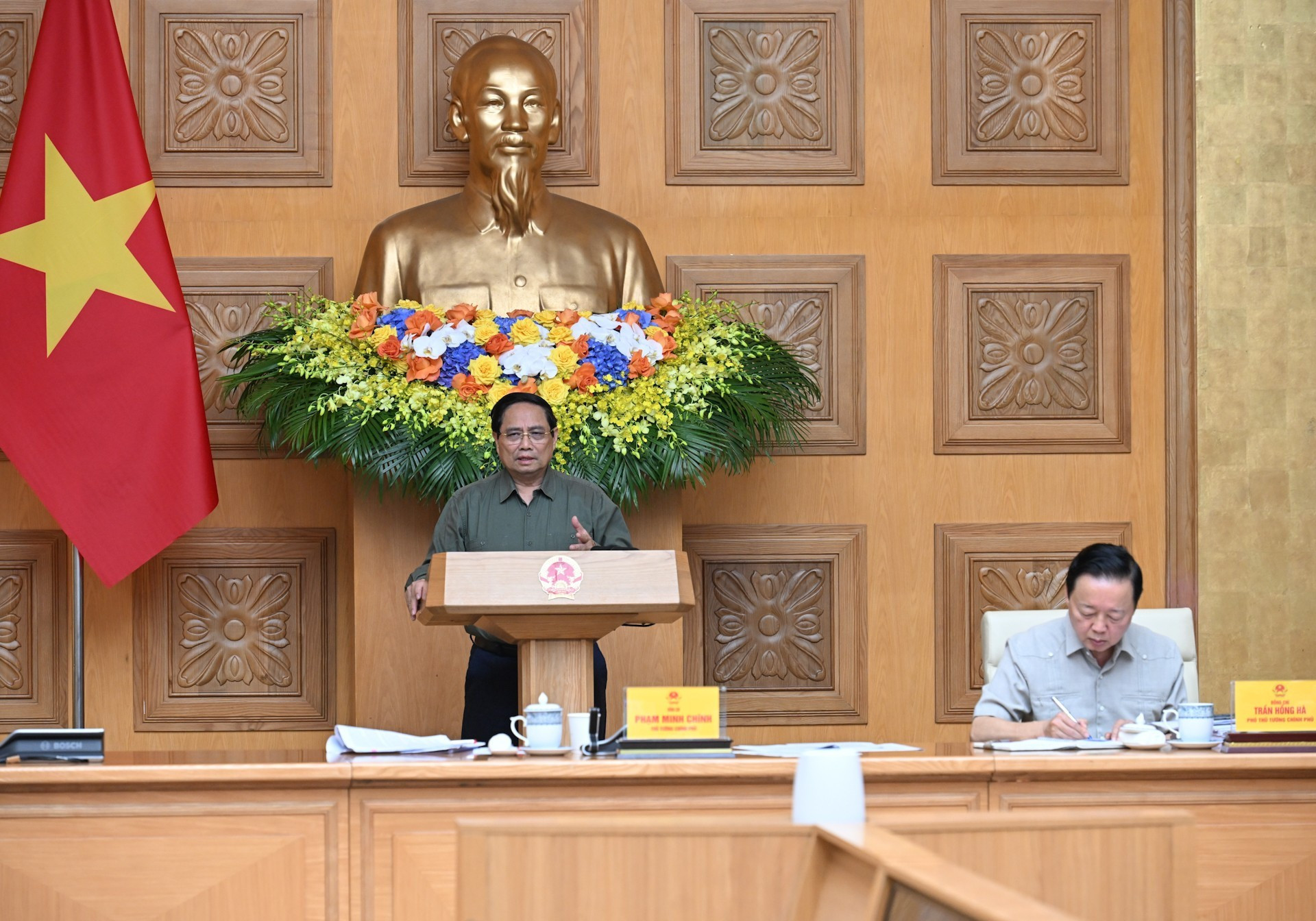 越南政府总理范明正主持会议。