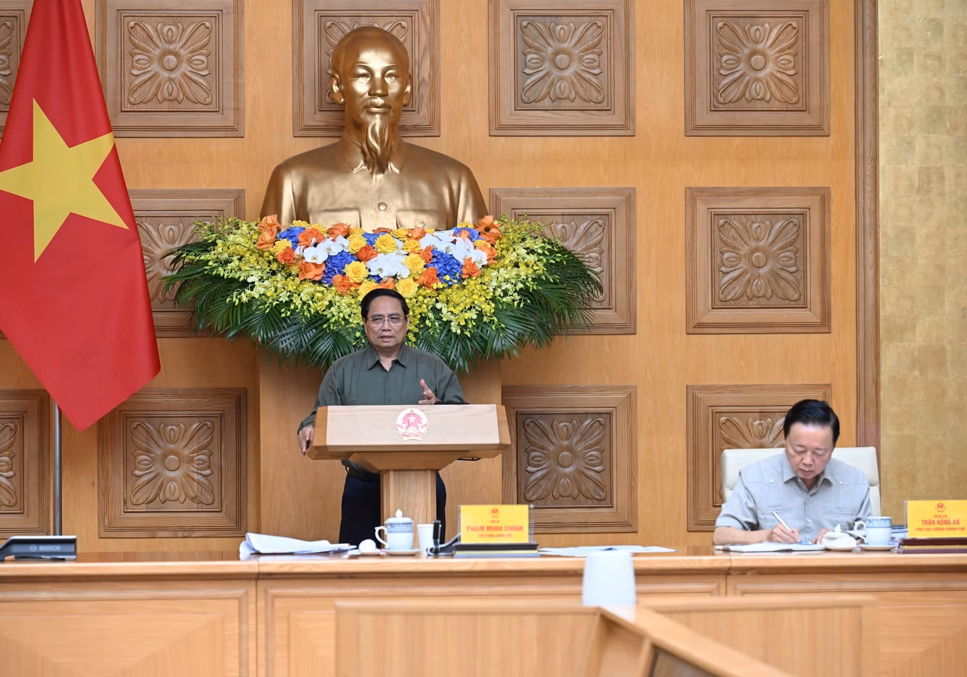 越南政府总理范明正主持会议。