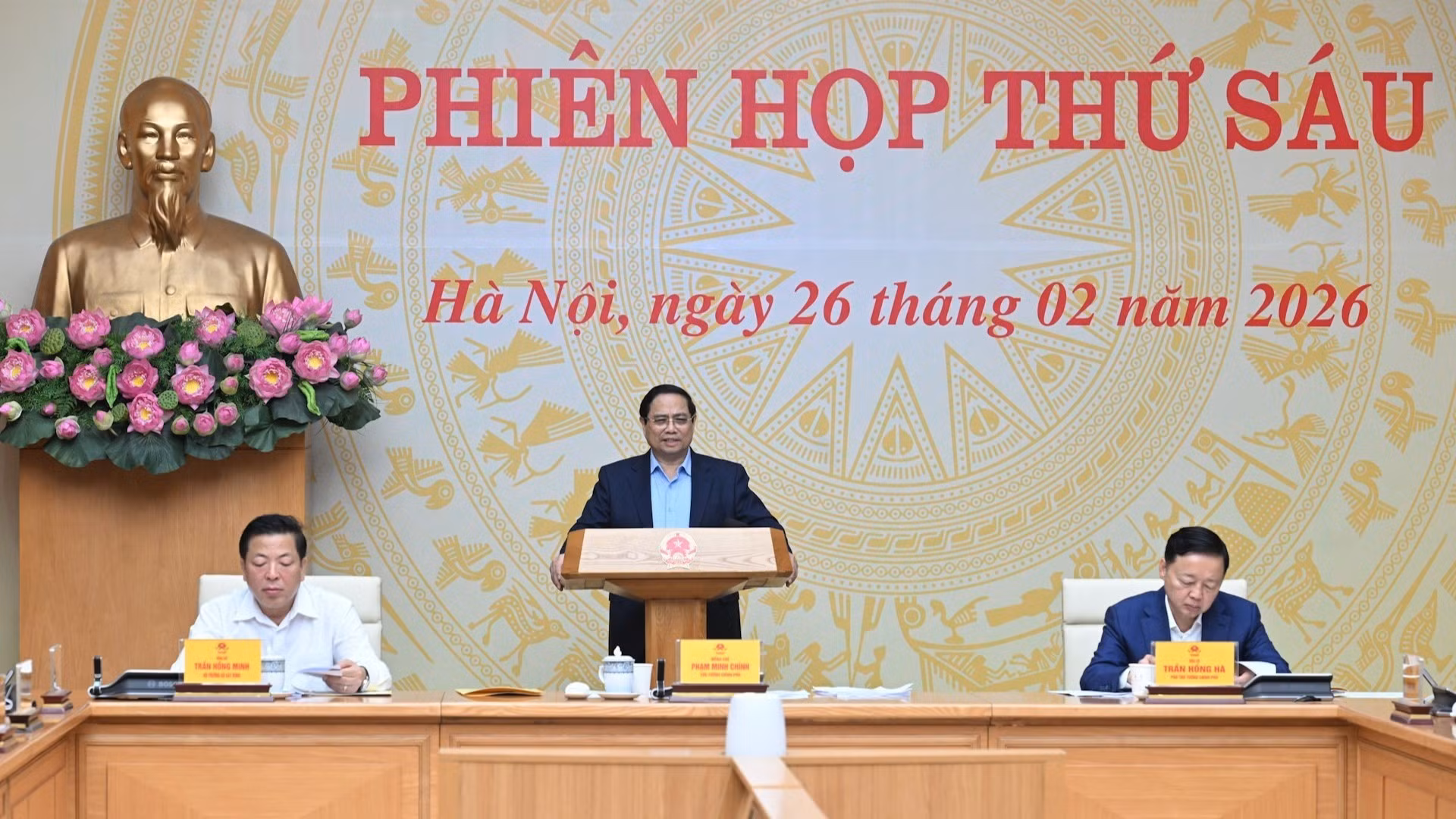 越南政府总理范明正主持召开会议。