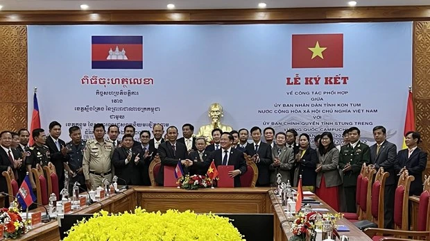 两省代表共同签署谅解合作备忘录。（图片来源：越通社）