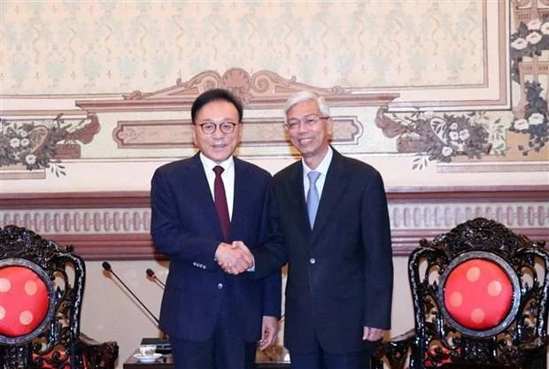 胡志明市人民委员会副主席武文欢会见越南驻釜山名誉总领事朴秀冠。（图片来源：越通社）