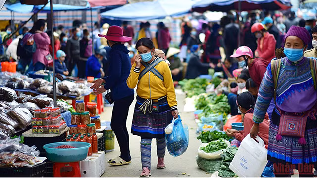 母亲背着孩子赶集的特色景象（组图） ảnh 1