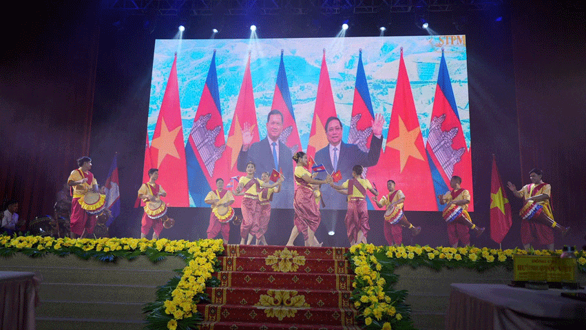 2025年越南柬埔寨文化周上的文艺节目。（图片来源：icd.gov.vn）