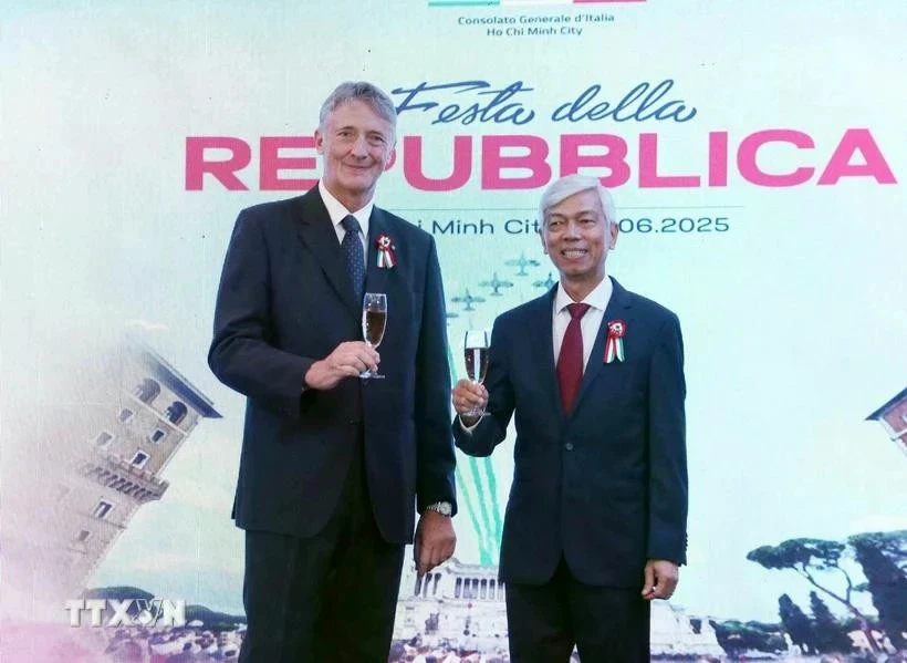 胡志明市人民委员会副主席武文欢与意大利驻胡志明市总领事恩里科•帕杜拉。（图片来源：越通社）