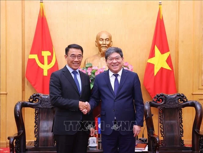 胡志明国家政治学院常务副院长阮维北副教授、博士会见来访的老挝人民革命党中央对外部代理部长本莱·班达努冯。（图片来源：越通社）
