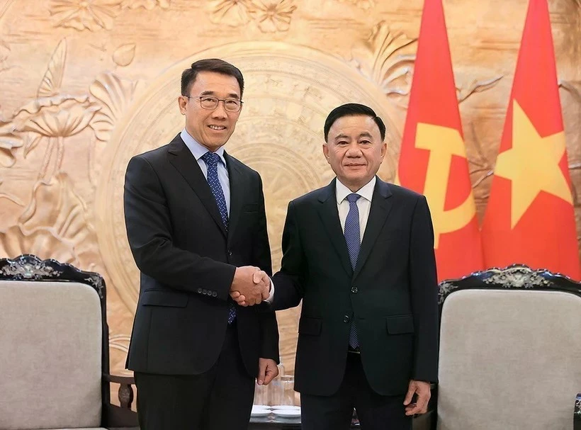 越共中央政治局委员、中央书记处常务书记陈锦秀（右）与老挝人民革命党中央对外部代理部长本莱·班达努冯。（图片来源：越通社）