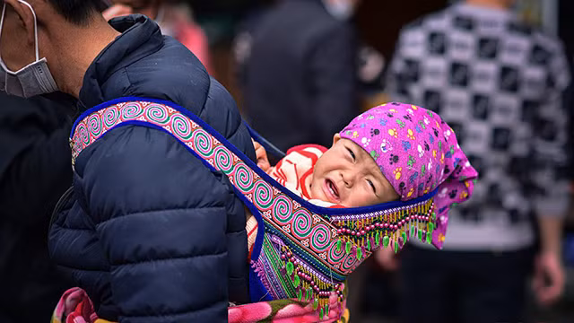 母亲背着孩子赶集的特色景象（组图） ảnh 4