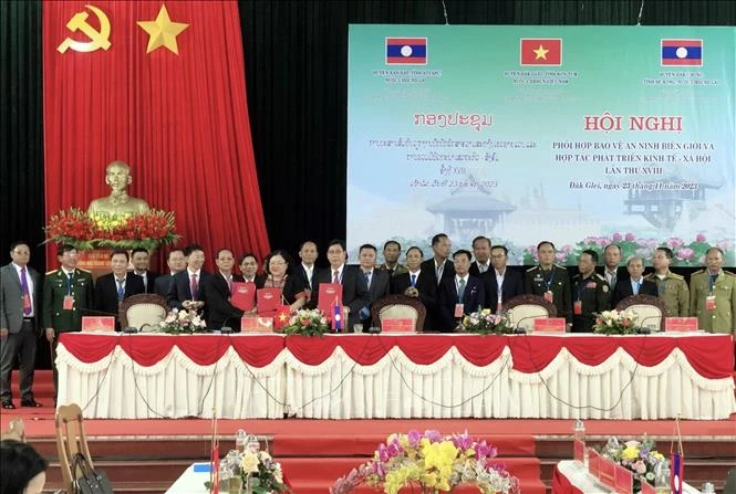 越南与老挝三个边境县份领导签署合作备忘录。（图片来源：信息报）
